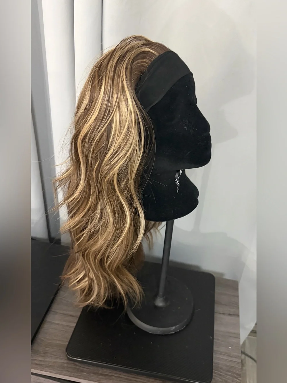 New CHELSEY SMITH Headband Wig Long Light Brown Blonde Highlights - Never Worn